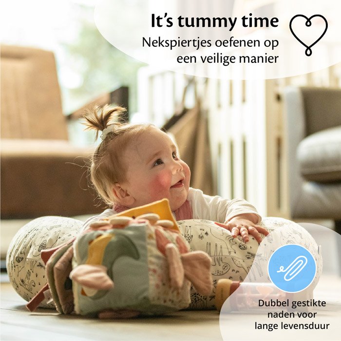 It's tummy time, met het voedingskussen van Ella