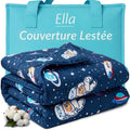 Couverture lestée enfant Ella motif espace, pliée devant son sac de rangement