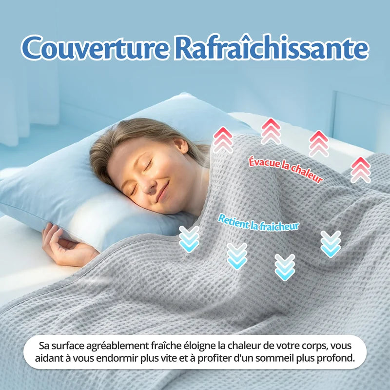 Femme endormie sous la couverture rafraîchissante gris brume : le tissu évacue la chaleur et retient la fraîcheur