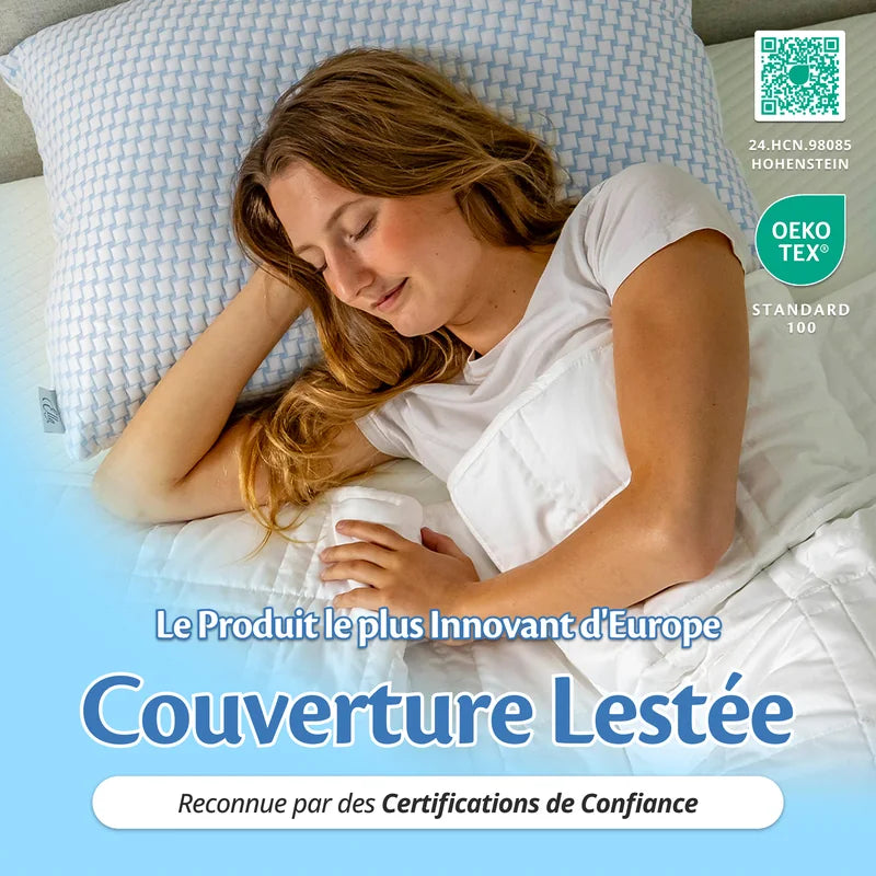 Femme endormie sous la couverture lestée Ella blanche, certifiée OEKO-TEX Standard 100