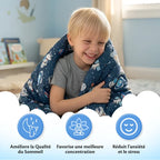 Enfant enveloppé dans la couverture lestée motif espace : meilleur sommeil, concentration favorisée, moins d’anxiété
