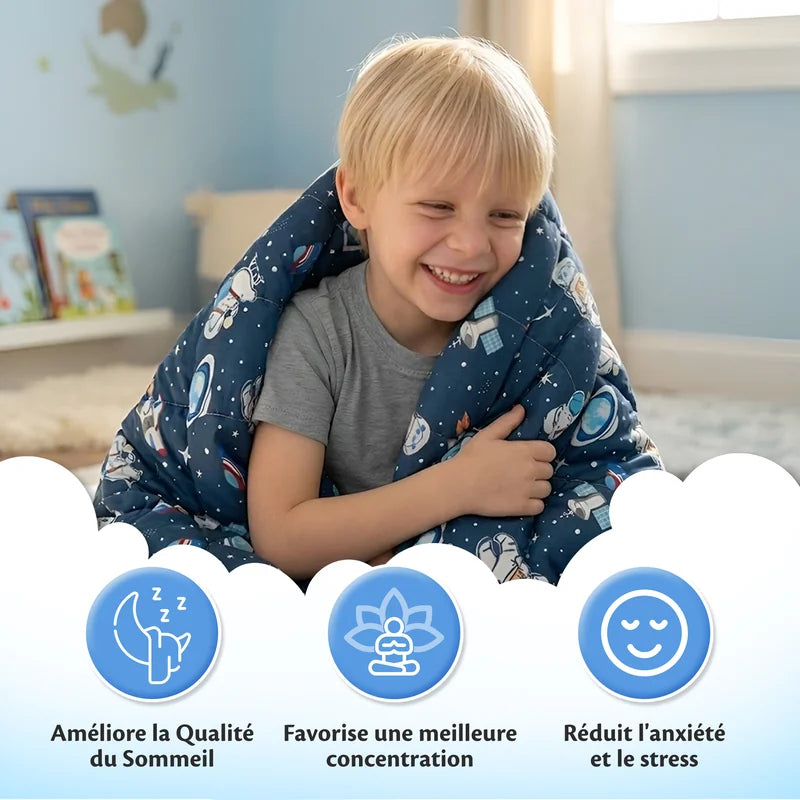 Enfant enveloppé dans la couverture lestée motif espace : meilleur sommeil, concentration favorisée, moins d’anxiété