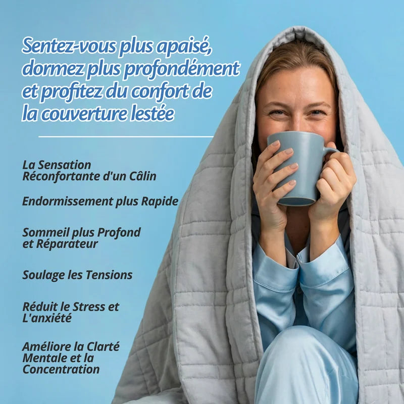 Femme enveloppée dans la couverture lestée grise, pour un endormissement plus rapide et un sommeil plus profond