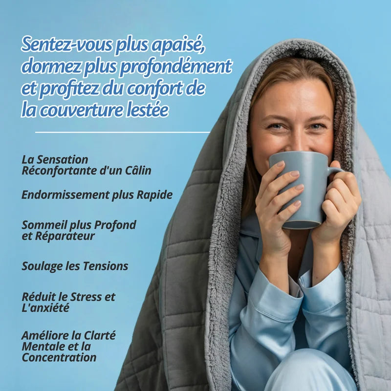 Femme enveloppée dans la couverture lestée Sherpa, pour un endormissement plus rapide et un sommeil plus profond