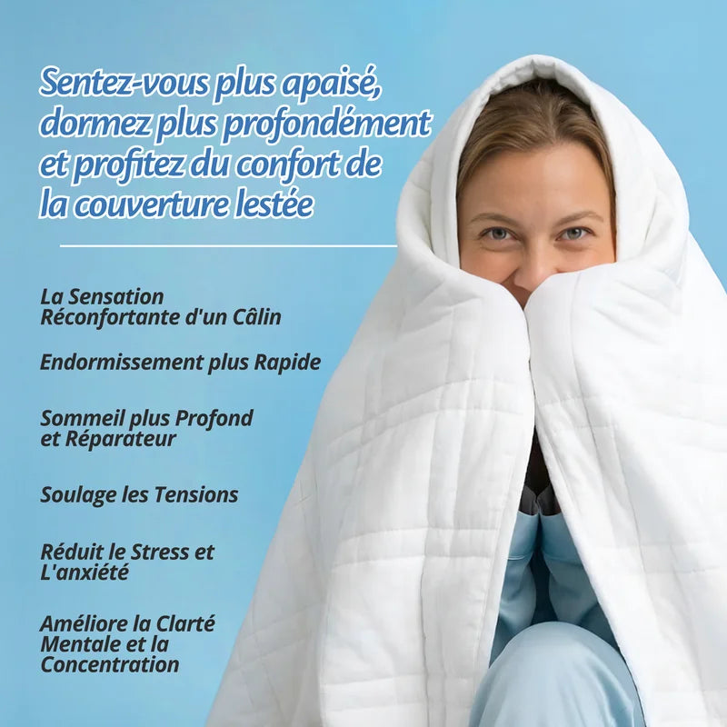 Femme enveloppée dans la couverture lestée blanche, pour un endormissement plus rapide et un sommeil plus profond