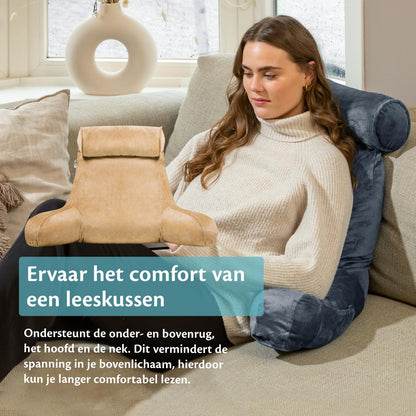 Vrouw op de bank met een kussen op haar schoot, ontspannen met haar Ella Leeskussen in een sfeervolle ruimte.