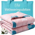 Roze Ella verzwaringsdeken met print, gevouwen naast een turquoise draagtas.