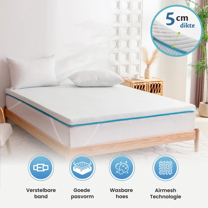 Ella Matrastopper van 5 cm dik op bed met verstelbare band, goede pasvorm, wasbare hoes en ademende AirMesh-technologie.