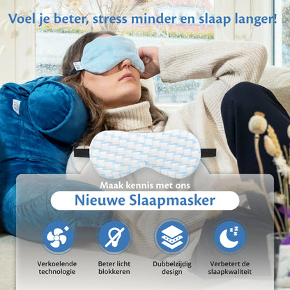 Een vrouw met een Ella Verzwaard slaapmasker ligt comfortabel op de bank, perfect voor een verkwikkende slaap.