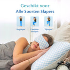 Une femme dort paisiblement dans un lit avec un oreiller et une taie d'oreiller, parfaits pour tous les types de dormeurs.