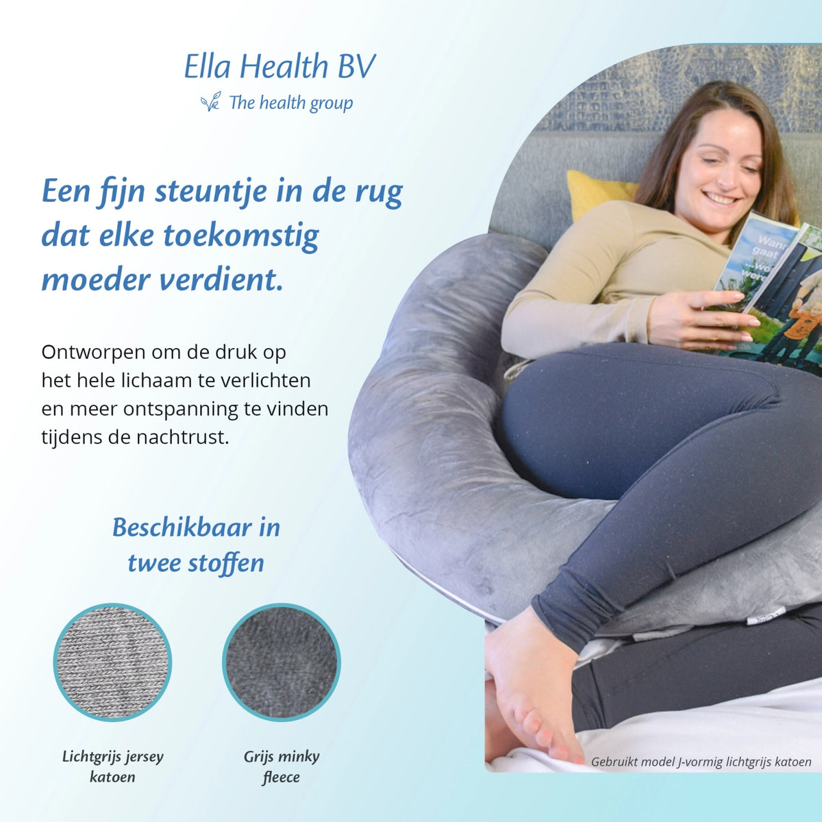 Vrouw ontspant op de bank met een open boek, ondersteund door een Ella Sleeps zwangerschapskussen.