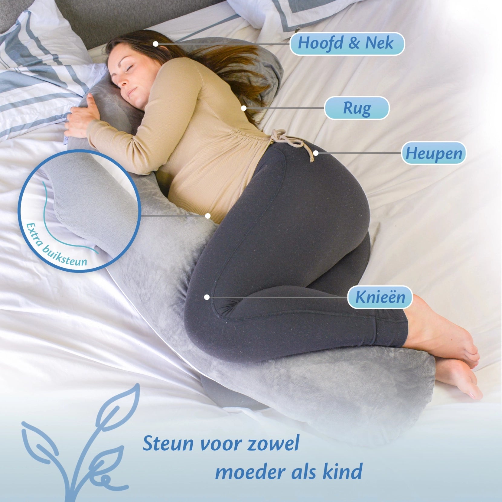 Een vrouw ligt comfortabel op een bed met een wangerschapskussen, ondersteund door een zwangerschapskussen voor hoofd en nek.