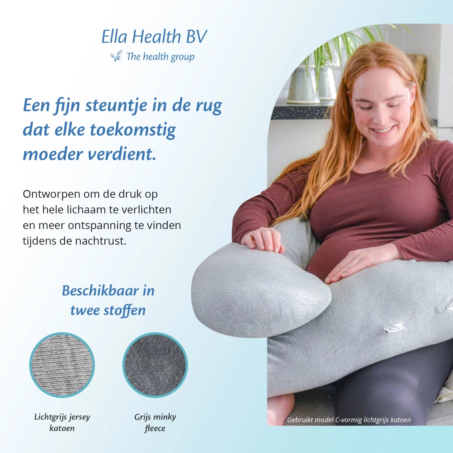 Vrouw op een bank met een Ella Sleeps zwangerschapskussen, ontspannen met een kussen in haar armen.