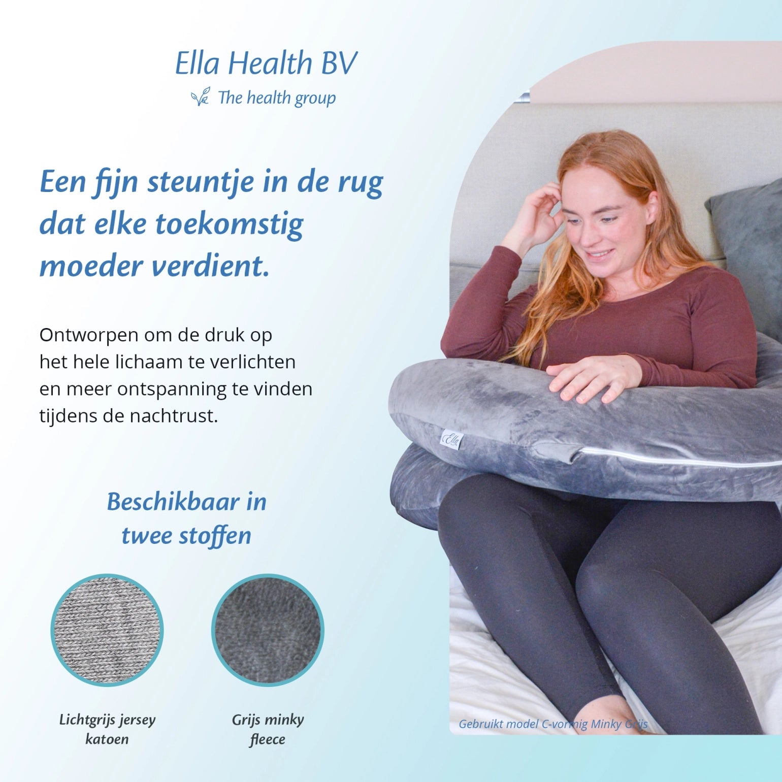 Een vrouw geniet van haar tijd op de bank met een Ella Sleeps zwangerschapskussen en een comfortabel kussen.