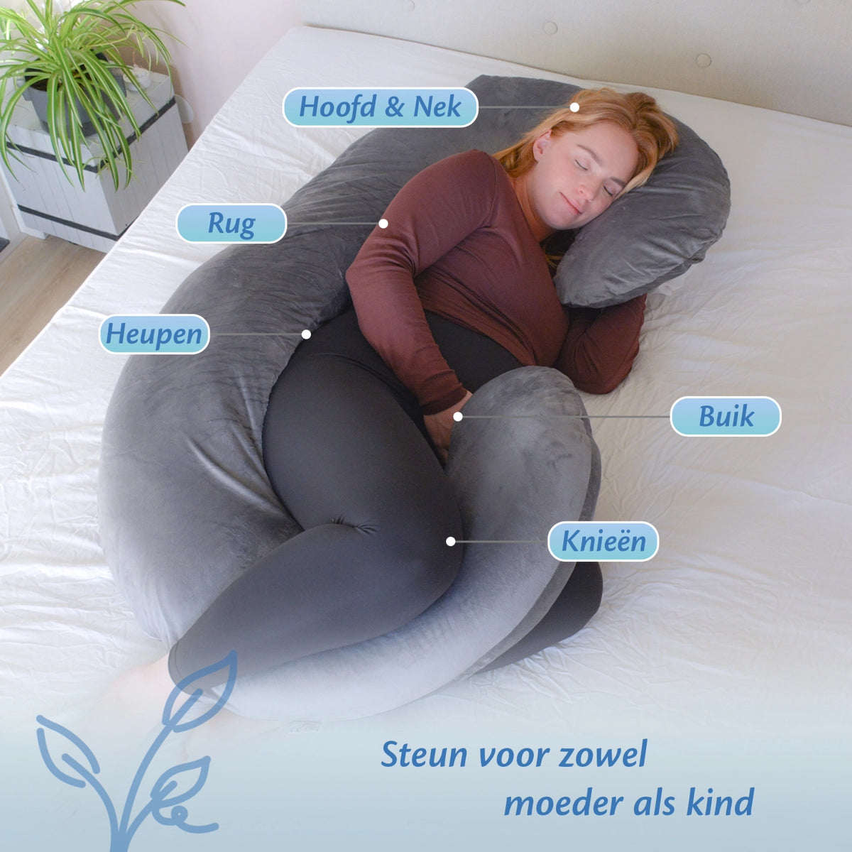 Een vrouw ligt ontspannen op een bed met een zwangerschapskussen.