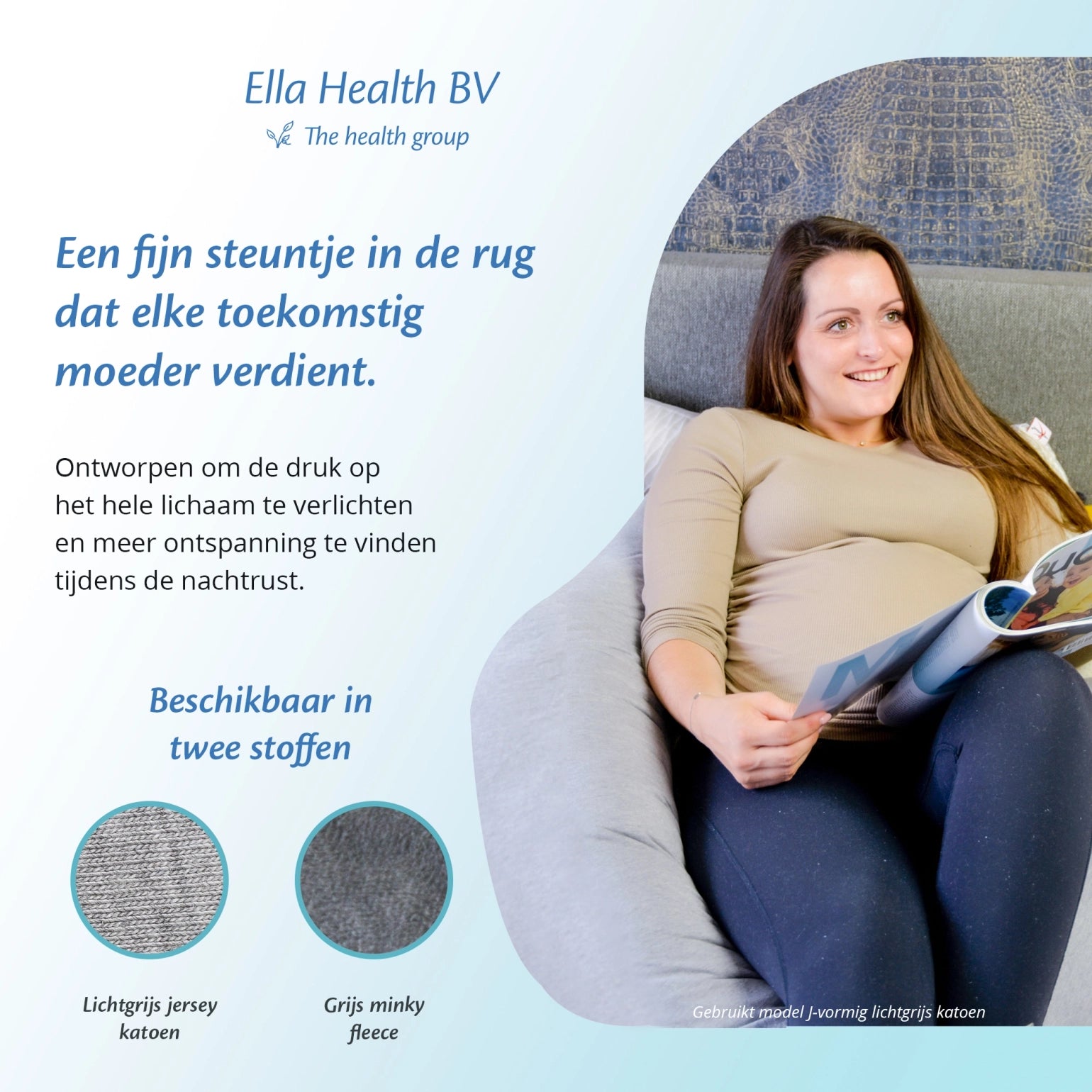 Een vrouw leest een boek op de bank, met een Ella Sleeps zwangerschapskussen voor extra comfort.