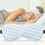 Une femme qui dort avec un masque de sommeil bleu Ella Verzwaard, parfait pour une bonne nuit de sommeil et de détente.