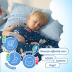 Slapend kind onder Ella space verzwaringsdeken met uitleg over diepe drukstimulatie en ontspanning