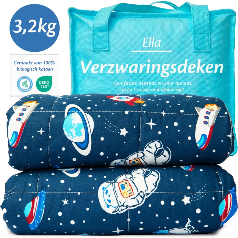 Een Ella Sleeps verzwaringsdeken van 3,2 kg met ruimteontwerpen en een blauwe tas, perfect voor een kind dat van sterren en planeten houdt.