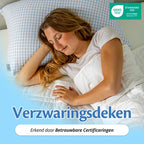 Vrouw slaapt onder de Ella verzwaringsdeken, met vermelding van betrouwbare certificeringen.