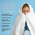 Vrouw gehuld in de witte Ella verzwaringsdeken met kap, met de voordelen voor rustiger slapen op een rij.