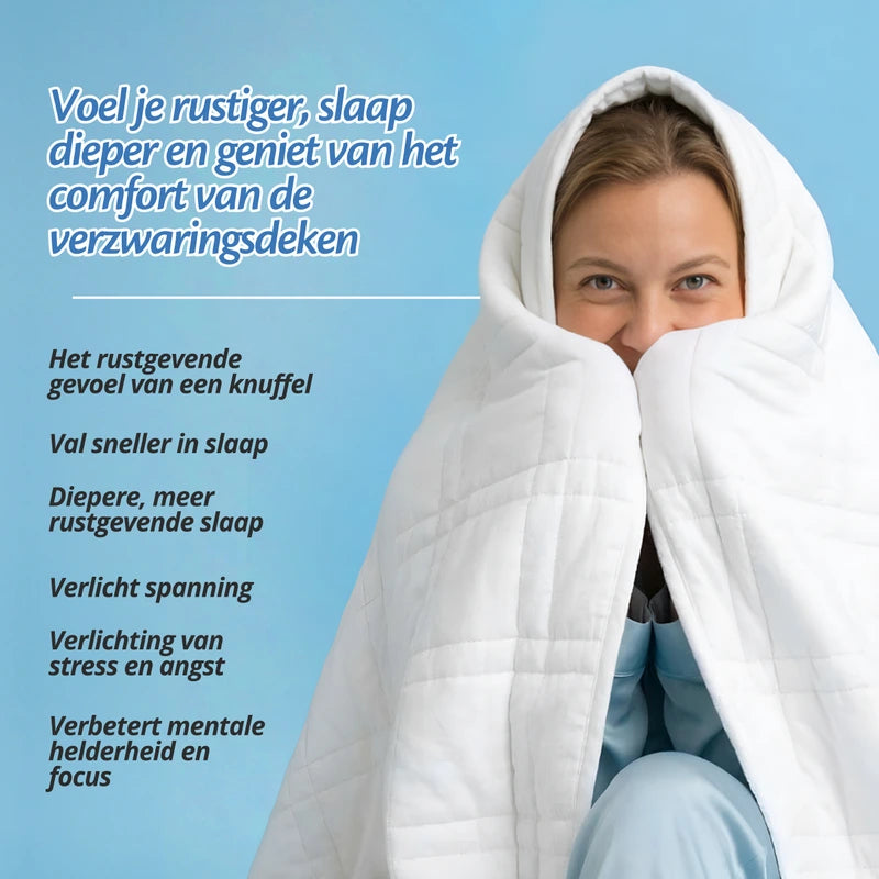 Vrouw gehuld in de witte Ella verzwaringsdeken met kap, met de voordelen voor rustiger slapen op een rij.