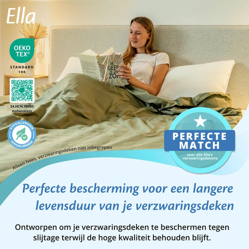 Vrouw leest in bed onder een licht olijfgroene Ella hoes voor verzwaringsdeken, met OEKO TEX en hypoallergeen icoon - Licht Olijf Groen
