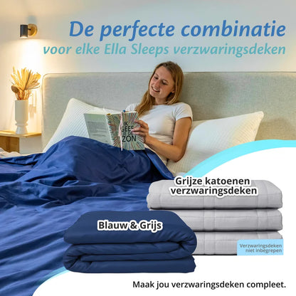 Vrouw leest in bed met blauwe deken, Ella Sleeps verzwaringsdeken hoes in blauw en grijs naast het bed.