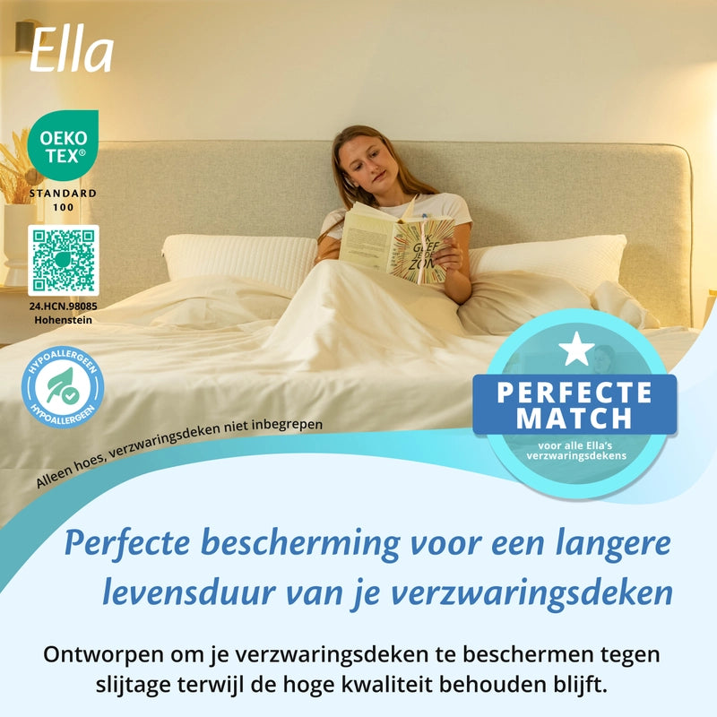Vrouw leest in bed onder een organisch witte Ella hoes voor verzwaringsdeken, met OEKO TEX en hypoallergeen icoon.
