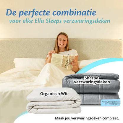 Vrouw leest in bed met witte deken, Ella Sleeps verzwaringsdeken hoes in organisch wit en grijze sherpa variant naast het bed.