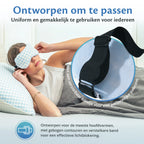 Une femme est allongée détendue dans son lit avec un oreiller et une taie d'oreiller, tandis qu'elle porte le masque de sommeil Ella Verzwaard.